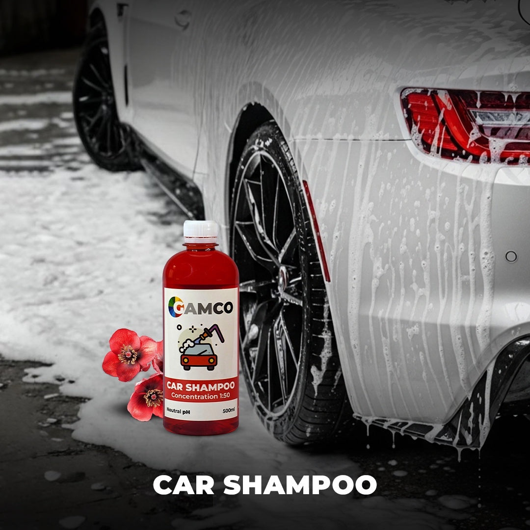 GAMCO Store red car shampoo bottle with neutral pH, 500ml, next to a white car being washed with suds.